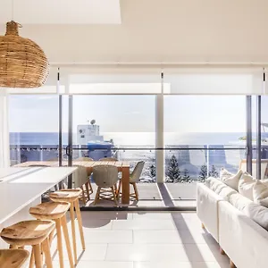 https://first-light-mooloolaba.hotelssunshinecoast.net